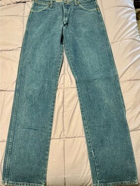 Wrangler Men's Straight Jeans in Medium Blue Wash
